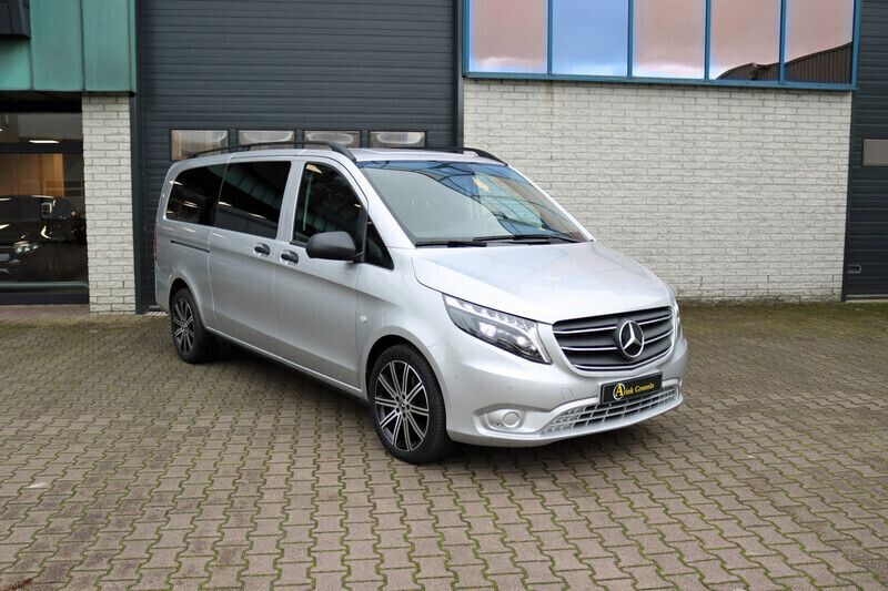 Zilver Gebruikt 2023 Mercedes Vito MPV | € 57.000 (Duur) - Afbeelding 1/4
