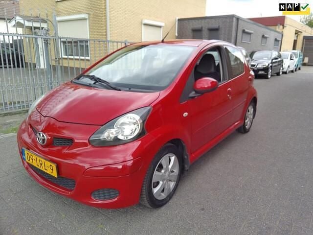 Rood Gebruikt 2010 Toyota Aygo Hatchback | € 2.750 (Eerlijke prijs) - Afbeelding 1/4