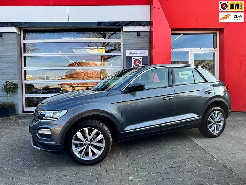 Grijs (metallic) Occasion 2021 VW T-Roc Life SUV | € 23.950 (Super prijs) - Afbeelding 1/4