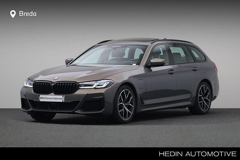 Grijs Gebruikt 2023 BMW 530e M Sport Stationwagen | € 49.880 (Iets duurder) - Afbeelding 1/4