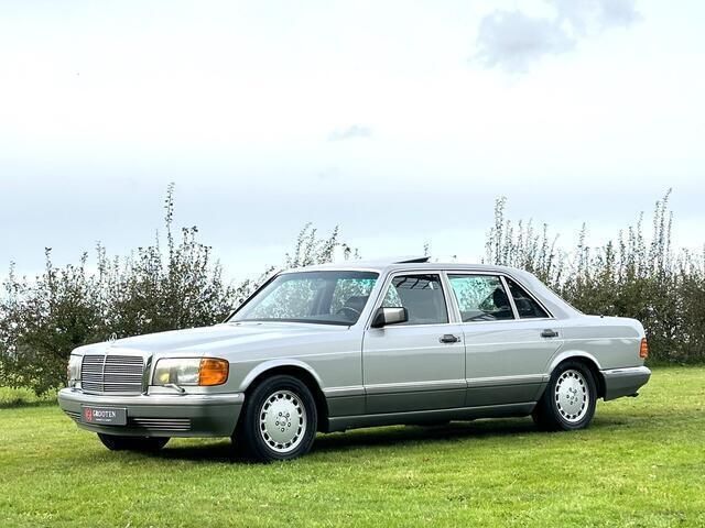 Zilver Gebruikt 1987 Mercedes S560 Sedan | € 38.950 - Afbeelding 1/4