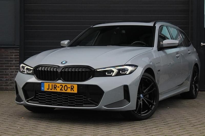 Grijs Occasion 2023 BMW 330e M Sport Stationwagen | € 39.995 (Goede deal) - Afbeelding 1/4