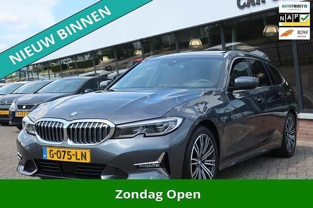 Grijs Gebruikt 2019 BMW 330 Executive Stationwagen | € 29.945 (Eerlijke prijs) - Afbeelding 1/4