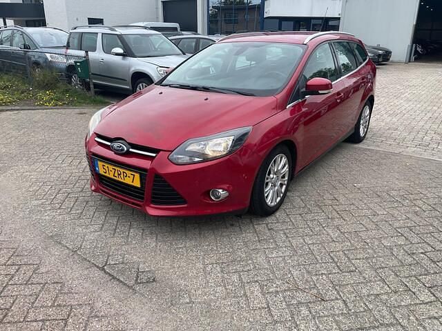 Rood Gebruikt 2013 Ford Focus Titanium Stationwagen | € 2.750 (Eerlijke prijs) - Afbeelding 1/4