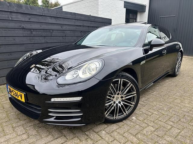 Zwart (metallic) Gebruikt 2015 Porsche Panamera Hatchback | € 38.945 (Eerlijke prijs) - Afbeelding 1/4