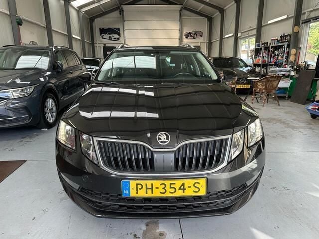 Zwart Gebruikt 2017 Skoda Octavia Business Line Stationwagen | € 8.450 (Goede deal) - Afbeelding 1/4