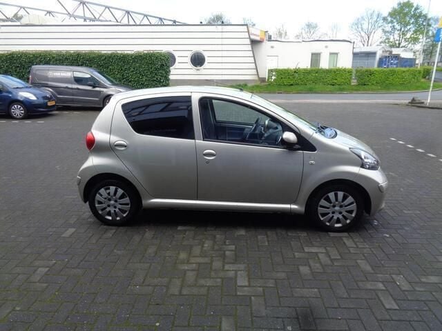 Zilver Gebruikt 2008 Toyota Aygo Hatchback | € 2.950 (Eerlijke prijs) - Afbeelding 1/4