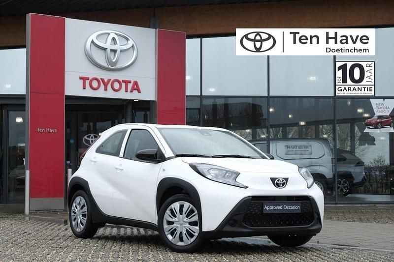 Wit Gebruikt 2024 Toyota Aygo Play Hatchback | € 16.400 (Goede deal) - Afbeelding 1/4