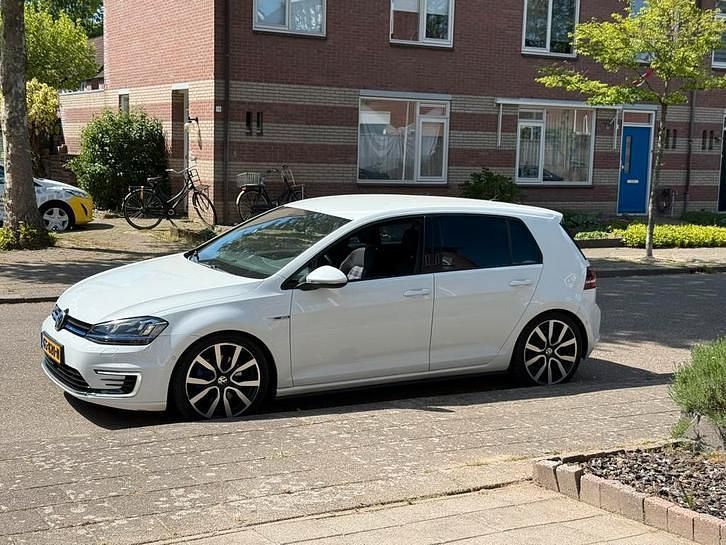 Occasion 2015 VW e-Golf GTE Hatchback | € 12.500 (Eerlijke prijs) - Afbeelding 1/4