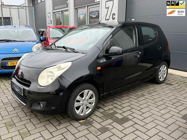 Zwart (metallic) Gebruikt 2010 Suzuki Alto Hatchback | € 2.995 (Eerlijke prijs) - Afbeelding 1/4