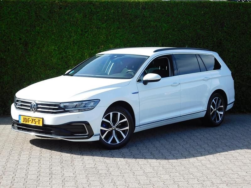 Wit Gebruikt 2021 VW Passat Business Stationwagen | € 23.900 (Goede deal) - Afbeelding 1/4