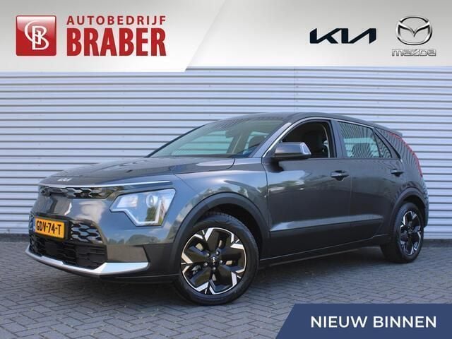 Grijs Gebruikt 2024 Kia e-Niro Light SUV | € 34.567 (Eerlijke prijs) - Afbeelding 1/4