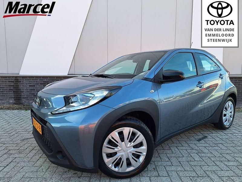 Grijs Occasion 2025 Toyota Aygo X Play SUV | € 20.400 (Eerlijke prijs) - Afbeelding 1/3