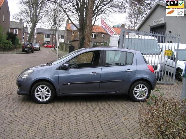 Blauw Gebruikt 2006 Renault Clio II Hatchback | € 1.950 (Eerlijke prijs) - Afbeelding 1/4