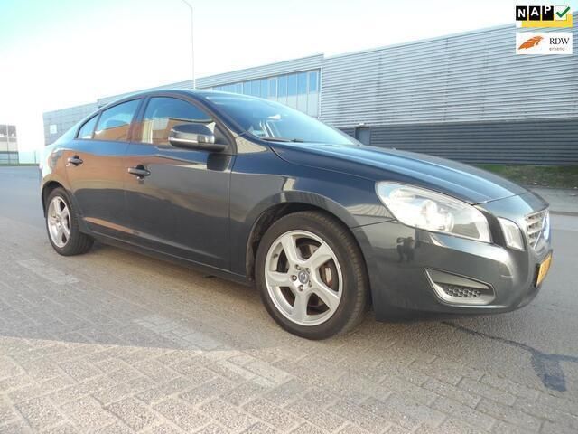 Grijs Gebruikt 2010 Volvo S60 Sedan | € 7.750 (Eerlijke prijs) - Afbeelding 1/4
