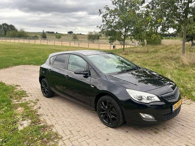 Zwart Gebruikt 2012 Opel Astra Edition Hatchback | € 4.000 (Goede deal) - Afbeelding 1/4