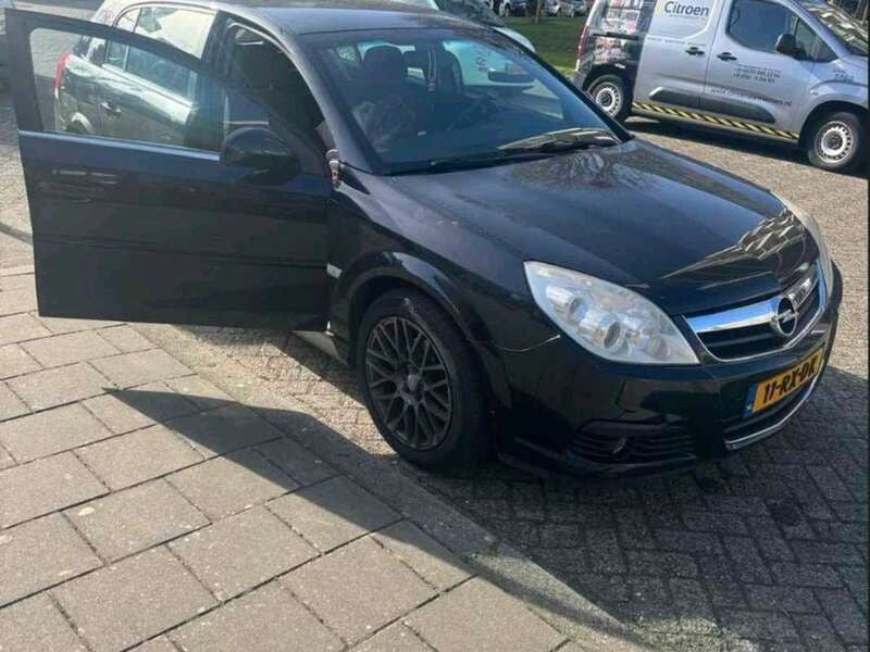 Zwart Gebruikt 2005 Opel Signum Sport Stationwagen | € 2.500 - Afbeelding 1/4