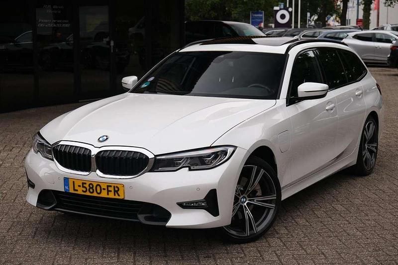 Wit, metallic lak Gebruikt 2021 BMW 320e M Sport Stationwagen | € 24.950 (Eerlijke prijs) - Afbeelding 1/4