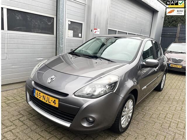Grijs (metallic) Occasion 2010 Renault Clio II Collection Hatchback | € 2.995 (Eerlijke prijs) - Afbeelding 1/4