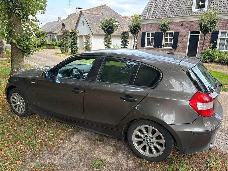 Bruin Gebruikt 2005 BMW 118 Hatchback | € 2.275 (Eerlijke prijs) - Afbeelding 1/4