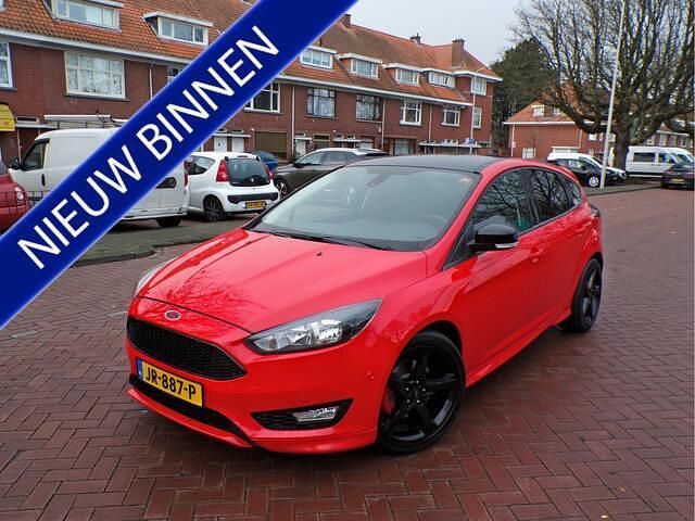 Rood Occasion 2016 Ford Focus Hatchback | € 9.944 (Goede deal) - Afbeelding 1/4