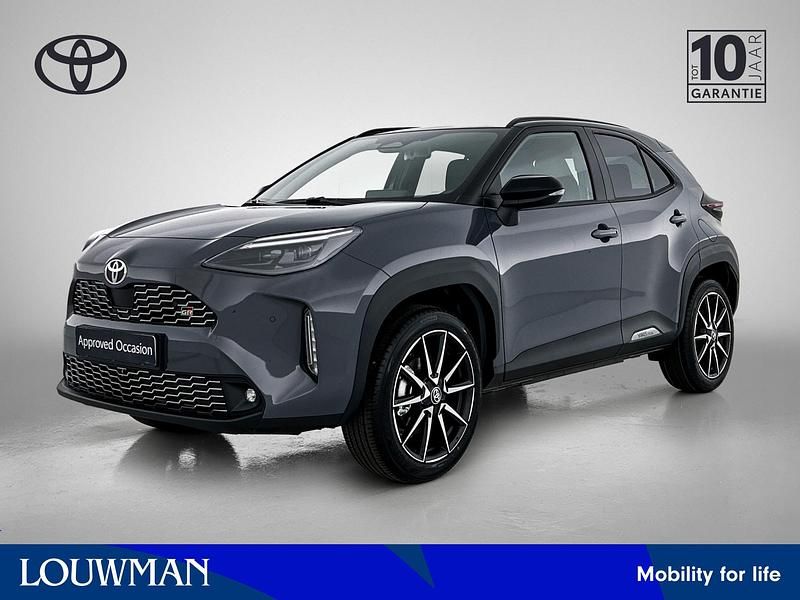 Grijs, metallic lak Gebruikt 2025 Toyota Yaris Cross Plus SUV | € 40.945 - Afbeelding 1/4