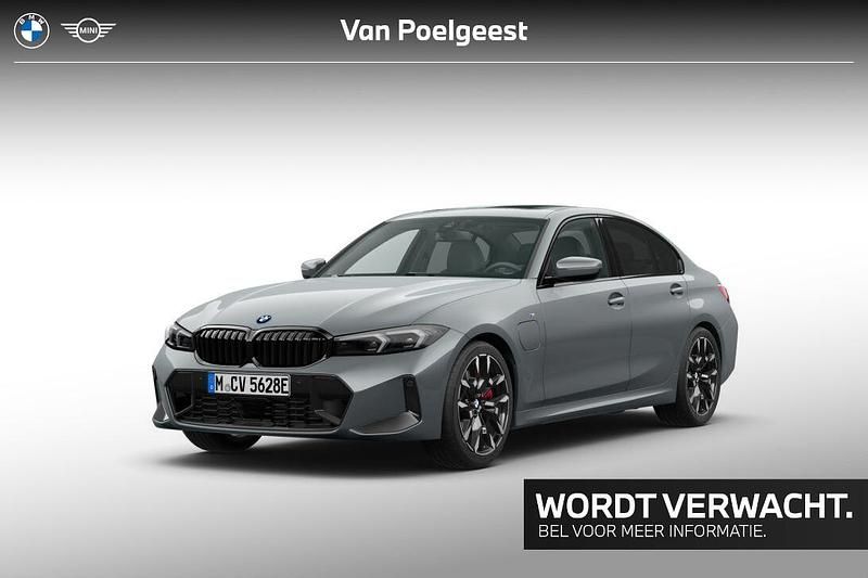 Skyscraper grey metallic (c4w) (grijs metallic) Nieuw 2025 BMW 330e Comfort Edition Sedan | € 69.327 (Goede deal) - Afbeelding 1/4