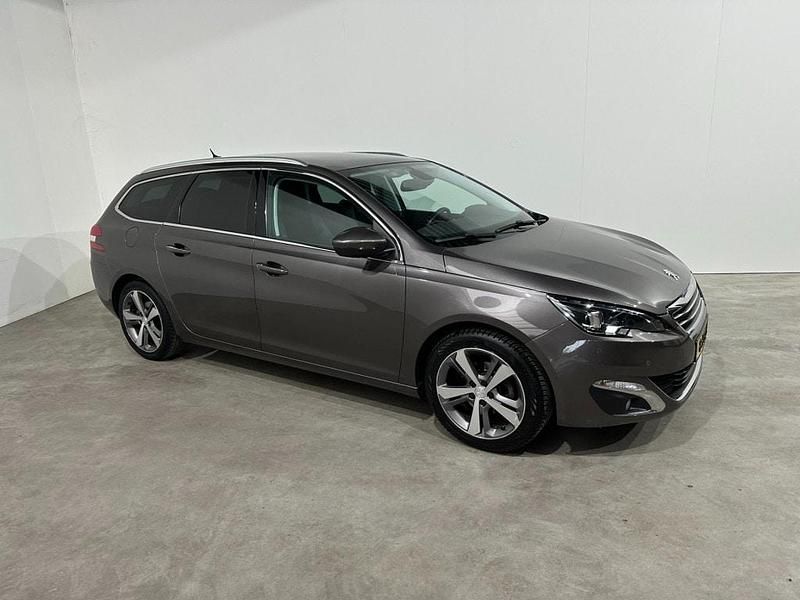 Grijs (metallic) Occasion 2014 Peugeot 308 Allure Stationwagen | € 7.750 (Eerlijke prijs) - Afbeelding 1/4