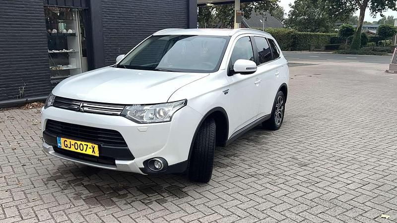 Wit Gebruikt 2015 Mitsubishi Outlander P-HEV Stationwagen | € 11.700 (Super prijs) - Afbeelding 1/4