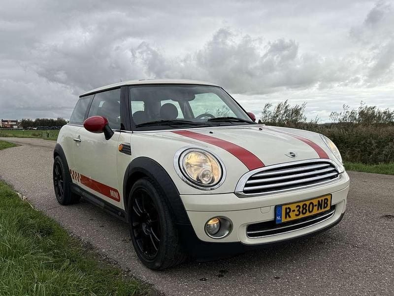 Wit Gebruikt 2009 Mini Cooper Hatchback | € 4.500 (Eerlijke prijs) - Afbeelding 1/4
