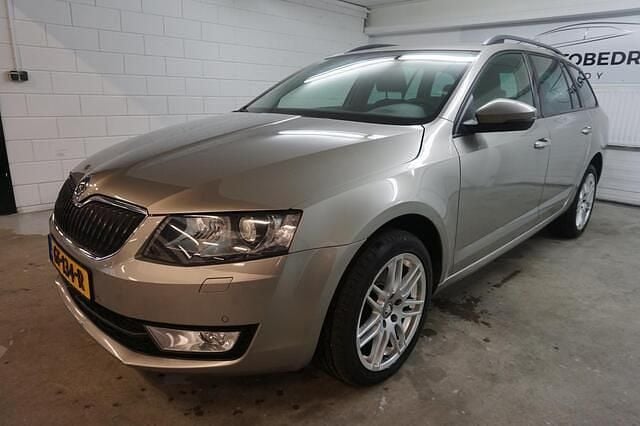 Grijs Gebruikt 2013 Skoda Octavia Elegance Stationwagen | € 5.999 (Eerlijke prijs) - Afbeelding 1/4