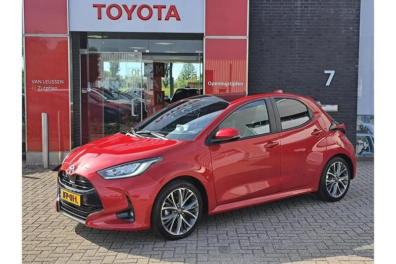 Rood Gebruikt 2024 Toyota Yaris Hybrid Executive Hatchback | € 31.499 (Iets duurder) - Afbeelding 1/1
