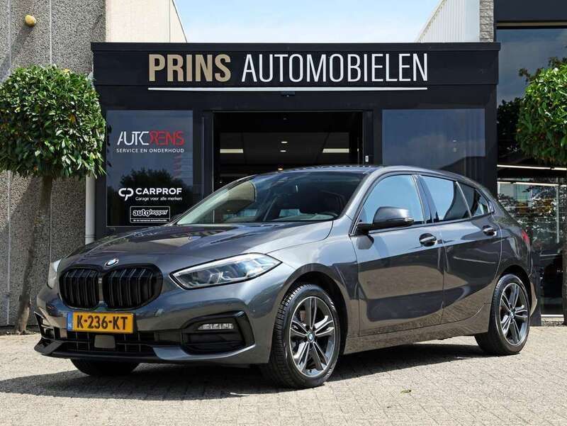 Grijs Gebruikt 2021 BMW 118 Sport Line Hatchback | € 20.850 (Super prijs) - Afbeelding 1/4