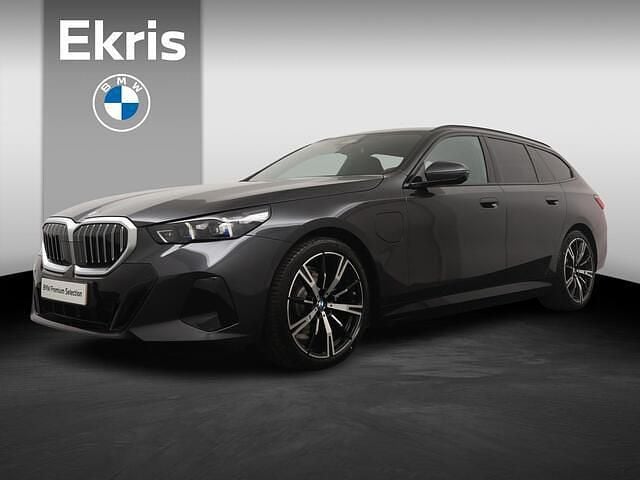 Grijs Nieuw 2025 BMW 530e M Sport Stationwagen | € 80.017 (Duur) - Afbeelding 1/4