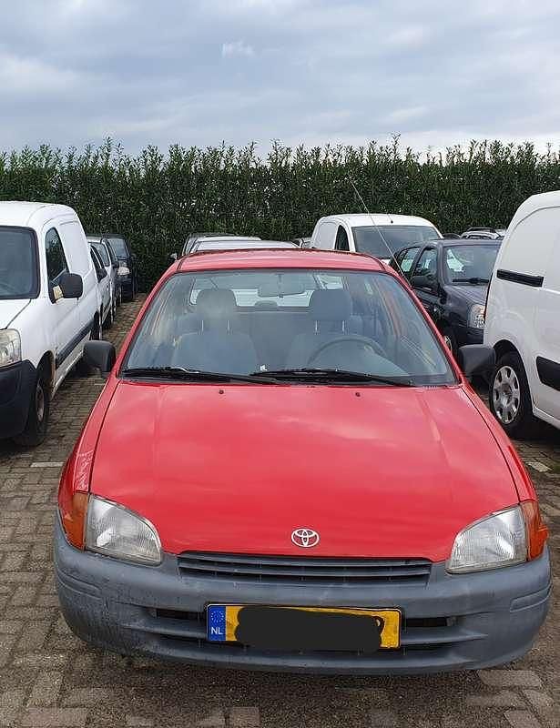 Rood Gebruikt 1997 Toyota Starlet Hatchback | € 950 (Goede deal) - Afbeelding 1/4