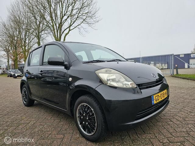 Occasion Daihatsu Sirion 69 PK (50 kW) 2005 Zwart Hatchback