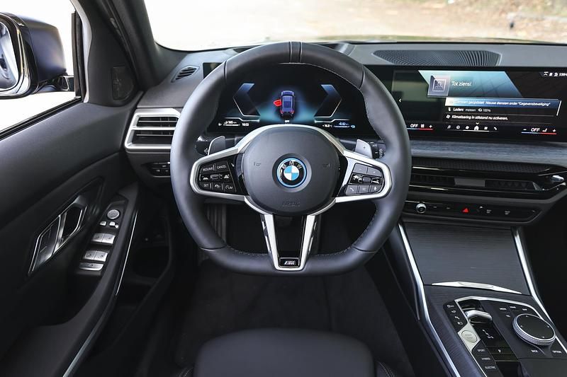 Occasion BMW 330e Executive 184 PK (135 kW) 2025 Blauw Stationwagen