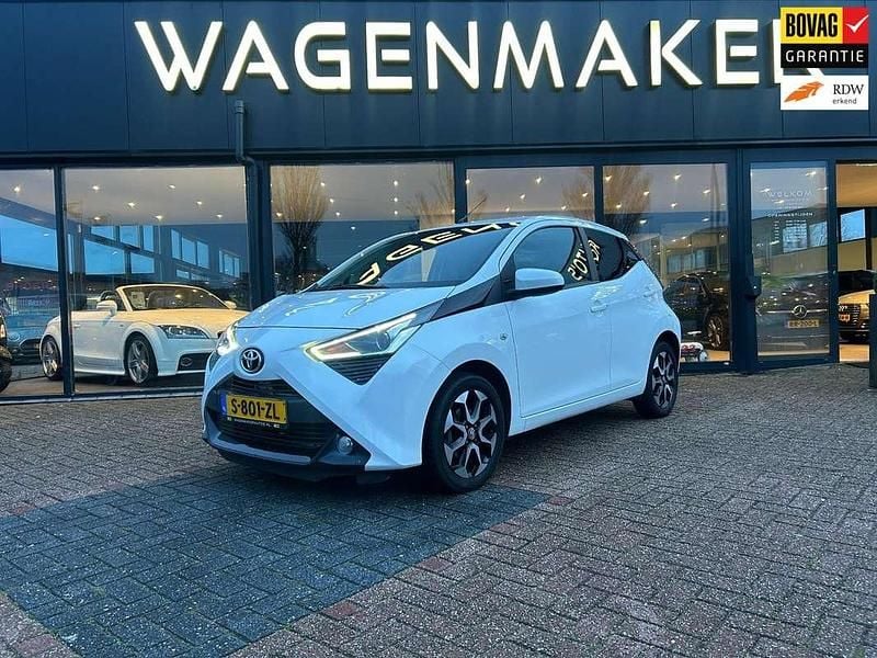 Wit (metallic) Gebruikt 2021 Toyota Aygo X-play Hatchback | € 13.250 (Eerlijke prijs) - Afbeelding 1/4