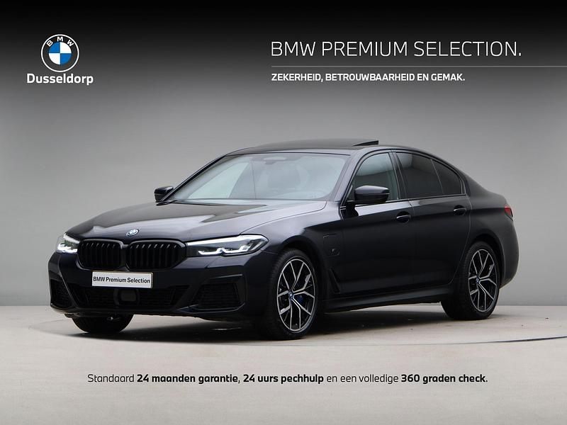 Zwart Gebruikt 2022 BMW 530e M Sport Sedan | € 40.900 (Eerlijke prijs) - Afbeelding 1/4