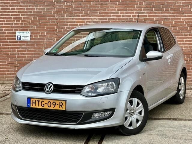 Grijs, metallic lak Gebruikt 2013 VW Polo Hatchback | € 3.950 (Goede deal) - Afbeelding 1/4