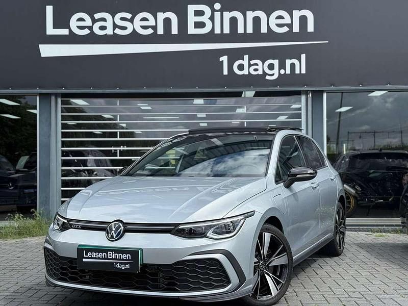 , metallic lak Gebruikt 2022 VW Golf VIII GTE Hatchback | € 29.950 (Iets duurder) - Afbeelding 1/4