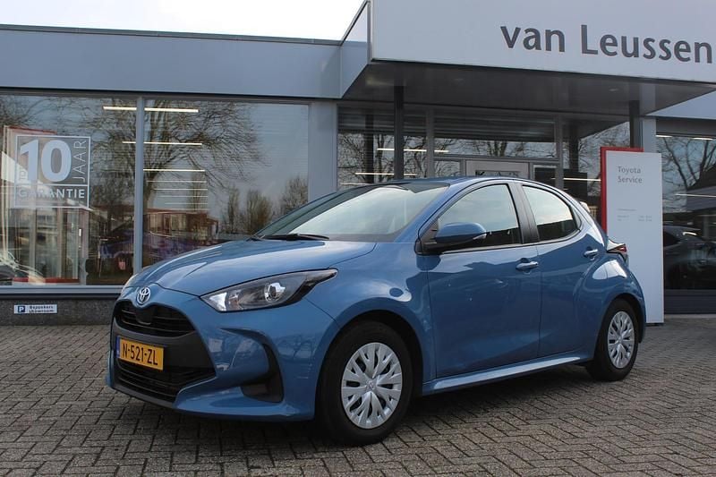 Blauw Occasion 2022 Toyota Yaris Hybrid Hatchback | € 18.400 (Super prijs) - Afbeelding 1/4