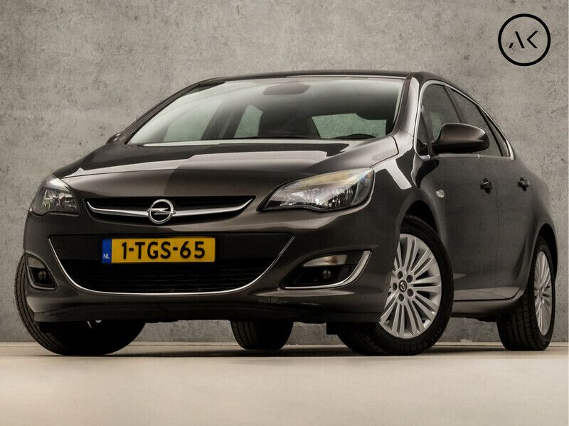 Grijs Gebruikt 2014 Opel Astra Cosmo Sedan | € 9.245 (Eerlijke prijs) - Afbeelding 1/4