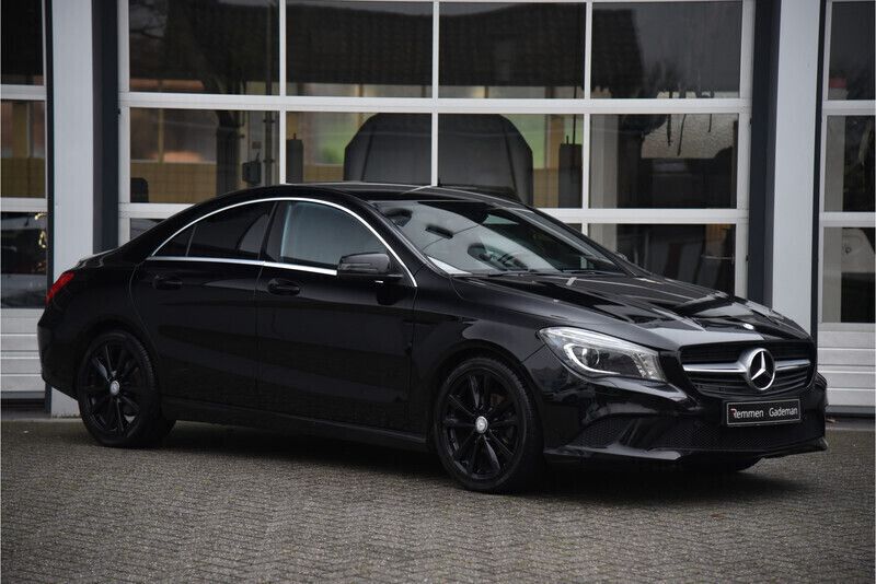 Zwart Gebruikt 2014 Mercedes CLA180 Ambition Sedan | € 13.450 (Eerlijke prijs) - Afbeelding 1/4
