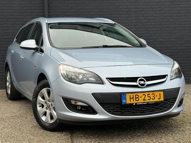 Grijs Gebruikt 2015 Opel Astra Stationwagen | € 3.995 (Goede deal) - Afbeelding 1/4