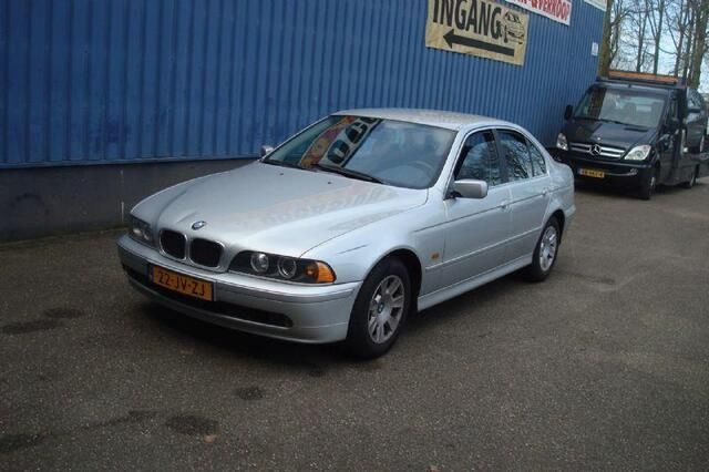 Grijs Gebruikt 2002 BMW 520 Sedan | € 2.450 (Eerlijke prijs) - Afbeelding 1/4