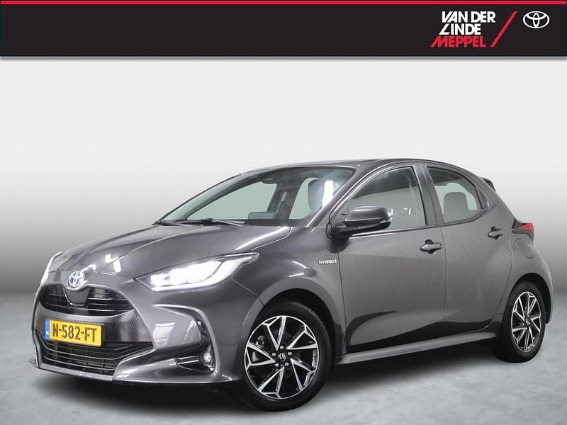 Grijs Occasion 2021 Toyota Yaris Hatchback | € 20.450 (Eerlijke prijs) - Afbeelding 1/4
