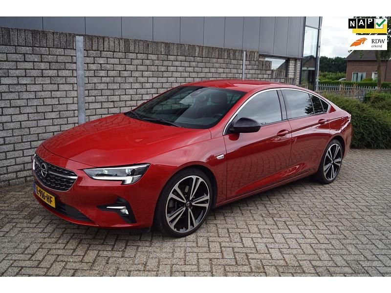 Rood Gebruikt 2021 Opel Insignia Ultimate Hatchback | € 24.450 (Iets duurder) - Afbeelding 1/4