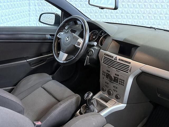 Zwart (metallic) Occasion 2009 Opel Astra GTC Hatchback | € 3.999 - Afbeelding 1/4