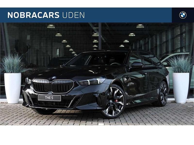 Zwart Nieuw 2025 BMW 550e M Sport Stationwagen | € 111.726 (Super prijs) - Afbeelding 1/4